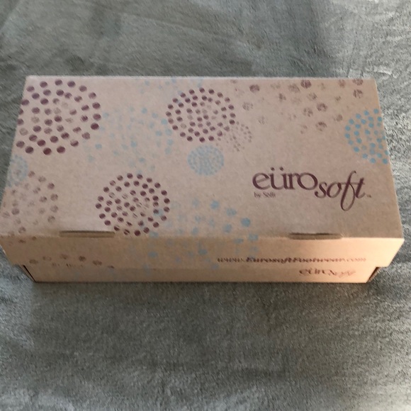 Eüro Soft by Söfft 3.5 inch stacked heel Mary Janes. - Picture 2 of 7